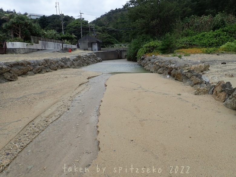 2022/2/20現在沖縄恩納村マリブビーチ西端の川の軽石状況