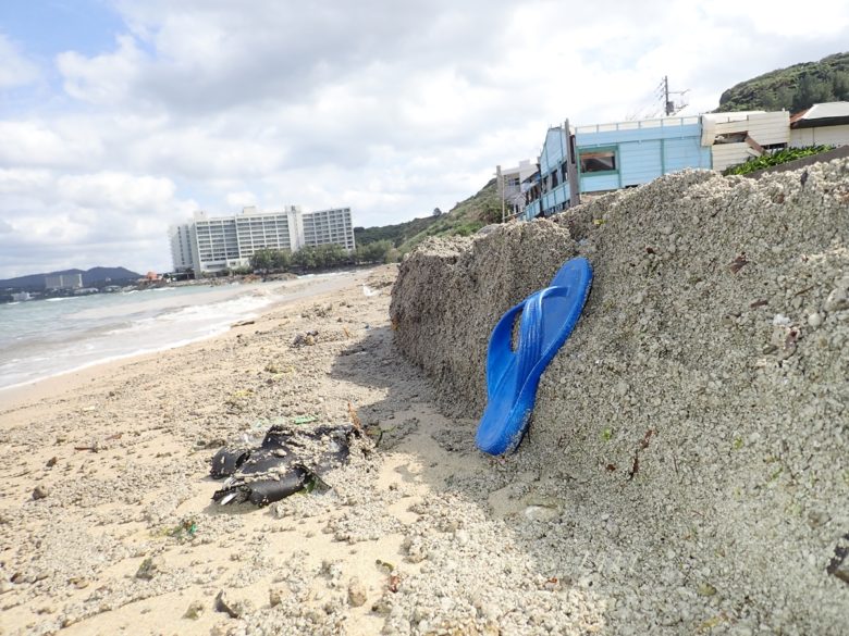 2022/2/6現在沖縄恩納村マリブビーチ軽石状況、西側で厚く堆積する軽石