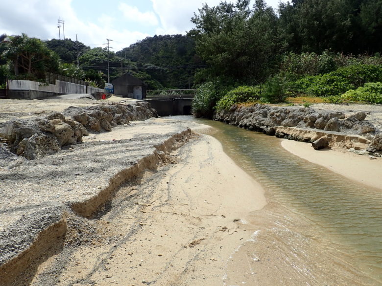 2022/2/24現在、沖縄恩納村マリブビーチ西端の川の軽石状況