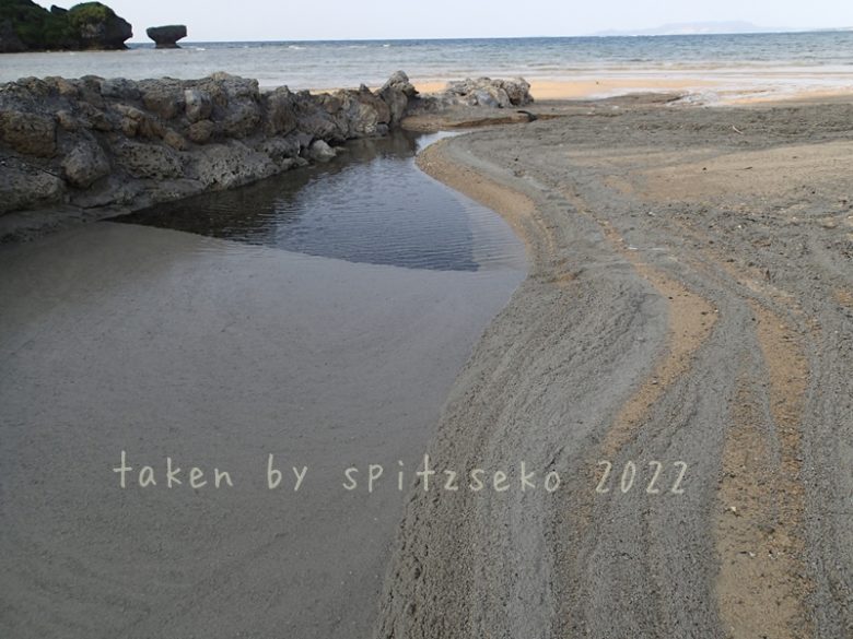 2022/3/3現在、沖縄恩納村マリブビーチ西端の川の軽石状況