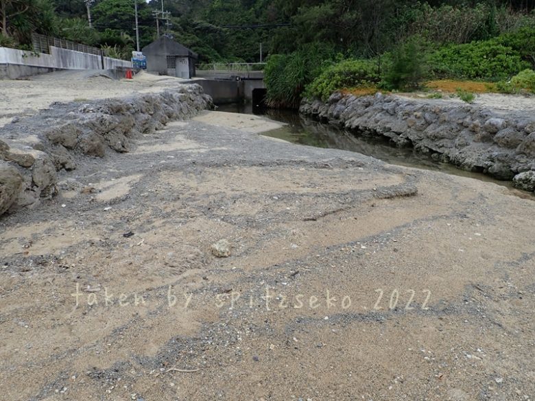 2022/3/11現在、沖縄恩納村マリブビーチ西端の川の軽石状況