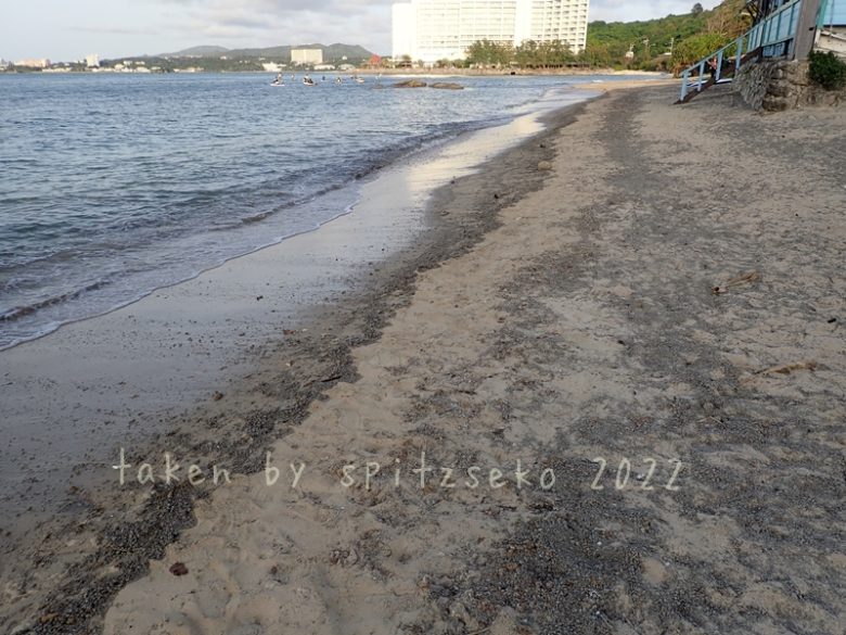 2022/3/16現在、沖縄恩納村マリブビーチ正面、出入り口付近の軽石状況